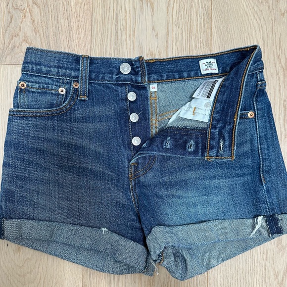 Levi’s Wedgie Fit High Rise White Oak Cone Denim Shorts - Picture 5 of 7